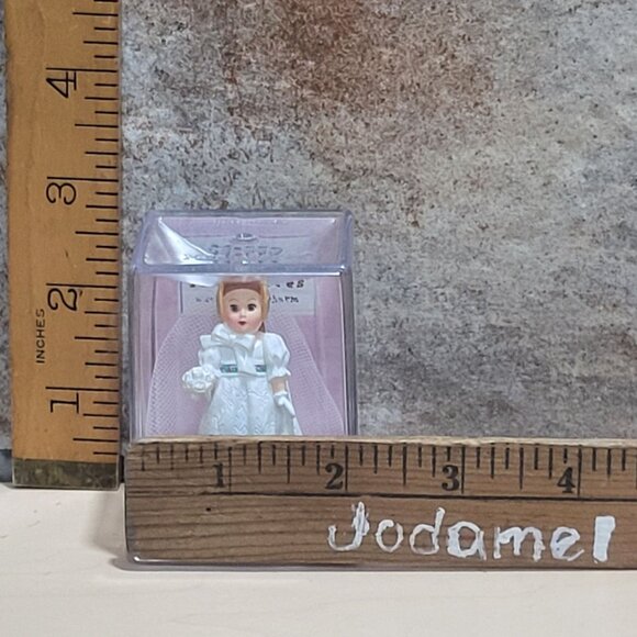 Hallmark Collections Madame Alexander Merry Miniatures Empire Bride 1998 - Picture 10 of 11